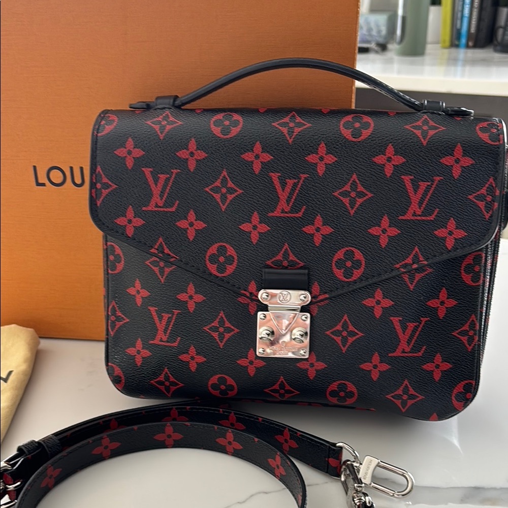Louis Vuitton Pochette Metis Infrarouge Monogram